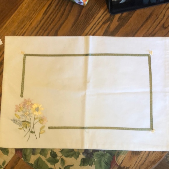 2 placements or table runner Never used - Picture 1 of 3